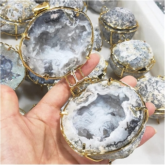 home decoration Minerals Stones Natural Handmade Storage Agate geode Necklace Rough Quartz Crystal Earring Rings Box Crystal Stone Women Jewelry Container Crystal Stones Decoration Full of texture ( C
